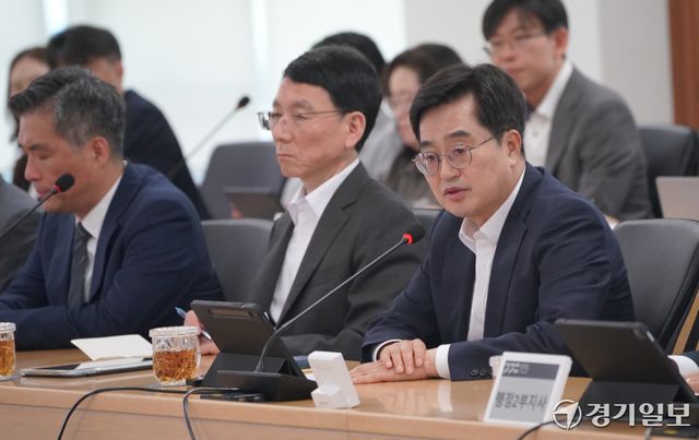 김동연 경기도지사가 2일 경기도청 율곡홀에서 열린 ‘6월 도정 주요 간부회의’에서 발언을 하고 있다. 홍기웅기자