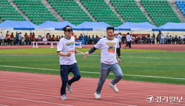 제16회 경기도시각장애인 한마음 생활체육대회가 열린 9일 오전 동두천시종합운동장에서 100m 달리기 경기가 진행되고 있다. 시각장애인 달리기 경기는 시각장애인 러너와 비장애인 가이드 러너가 팀을 이뤄, 끈(가이드 로프)과 음성 안내를 통해 경로를 인지하며 함께 달리는 방식으로 진행된다.