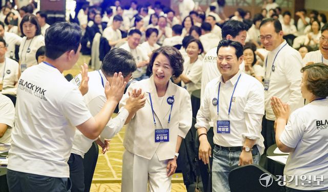 추미애 경기도지사 당선인이 9일 오후 광주시 곤지암리조트에서 열린 '2026년 제9회 전국동시지방선거 더불어민주당 경기도당 기초의원 당선자 워크숍'에서 기초의원 당선자들의 환대를 받으며 입장하고 있다. 홍기웅기자