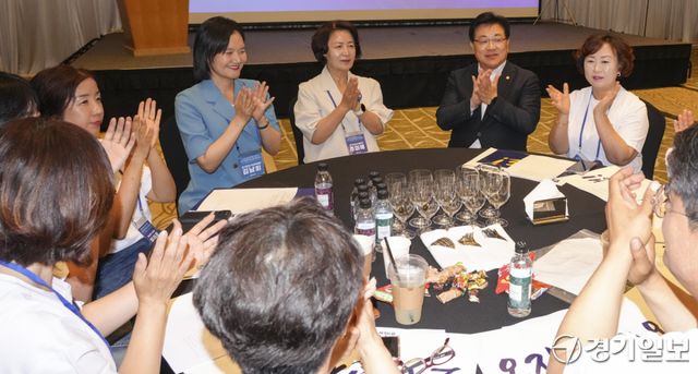 추미애 경기도지사 당선인이 9일 오후 광주시 곤지암리조트에서 열린 '2026년 제9회 전국동시지방선거 더불어민주당 경기도당 기초의원 당선자 워크숍'에서 안태준·김남희 국회의원 등과 함께 박수를 치고 있다. 홍기웅기자