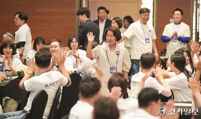 추미애 경기도지사 당선인이 9일 오후 광주시 곤지암리조트에서 열린 '2026년 제9회 전국동시지방선거 더불어민주당 경기도당 기초의원 당선자 워크숍'에서 기초의원 당선자들의 환대를 받으며 입장하고 있다. 홍기웅기자