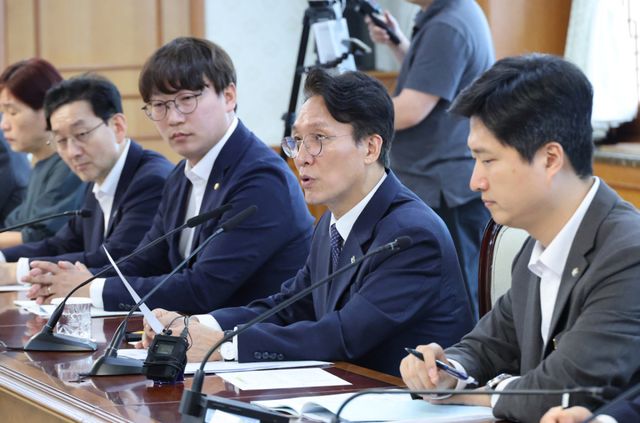 김민석 국무총리가 9일 오후 서울 종로구 정부서울청사에서 청년정책 관계장관 회의를 주재하고 있다. 연합뉴스