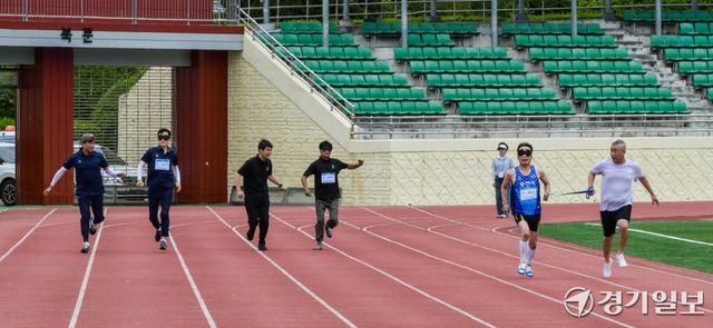 제16회 경기도시각장애인 한마음 생활체육대회가 열린 9일 오전 동두천시종합운동장에서 100m 달리기 경기가 진행되고 있다. 시각장애인 달리기 경기는 시각장애인 러너와 비장애인 가이드 러너가 팀을 이뤄, 끈(가이드 로프)과 음성 안내를 통해 경로를 인지하며 함께 달리는 방식으로 진행된다.