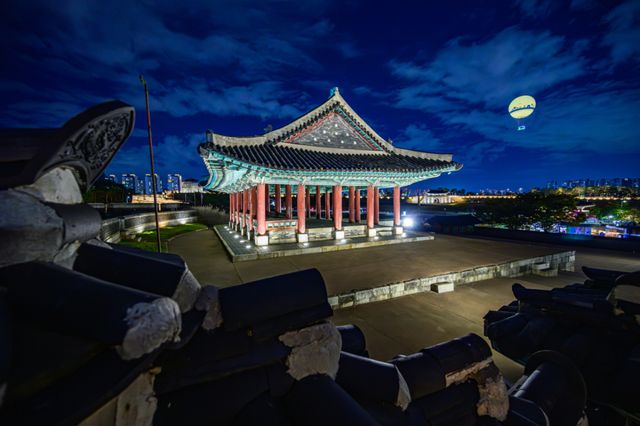수원화성의 야경을 한눈에 볼 수 있는 이색 탈거리 플라잉수원이 하늘에 떠 있다. 수원시 제공
