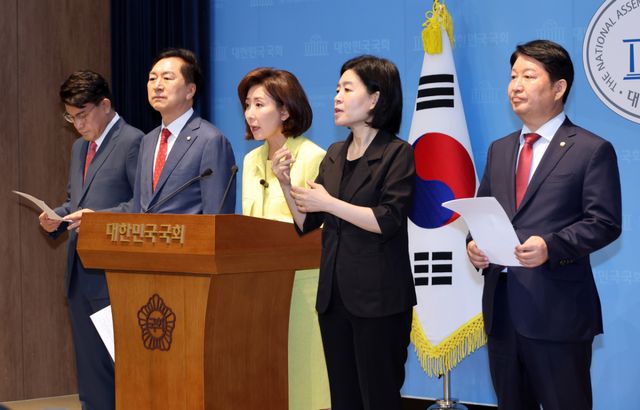 국민의힘 나경원 의원(왼쪽 세 번째)이 1일 국회 소통관에서 권창영 2차 종합 특별검사팀과 관련, 야당을 탄압 수사하는 특검이라며 규탄 기자회견을 열고 있다. 왼쪽부터 윤상현, 김기현, 나경원, 권영진 의원. 연합뉴스