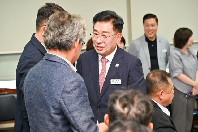 전진선군수가 1일 군청 대회의실에서 열린 민선9기 정책방향보고회에서 참석자들과 인사를 나누고 있다. 황선주기자