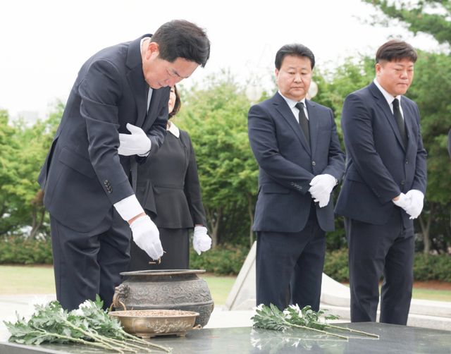 조용호 시장이 취임식에 앞서 현충탑을 참배하고 있다. 오산시 제공