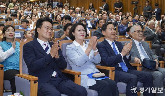 안민석 경기도교육감이 1일 오후 경기도교육청 조원청사에서 열린 취임식에서 추미애 경기도지사 등이 박수를 치고 있다. 홍기웅기자