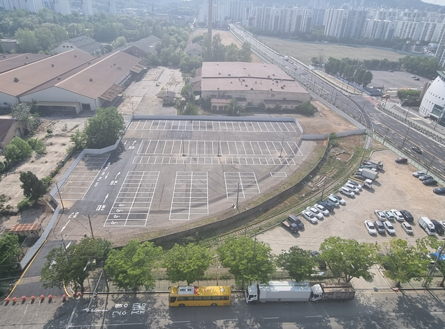 인천 부평구가 캠프마켓 D구역 빵공장 부지에 조성한 화물 공영주차장. 부평구청 제공
