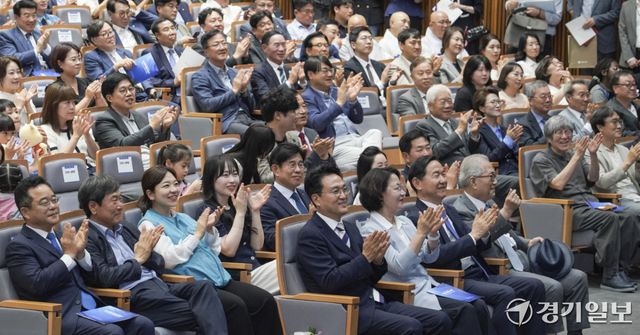 안민석 경기도교육감이 1일 오후 경기도교육청 조원청사에서 열린 취임식에서 추미애 경기도지사, 경기일보 이순국 대표이사 사장 등이 박수를 치고 있다. 홍기웅기자