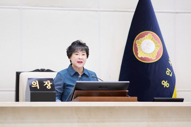용인특례시의회가 1일 제304회 임시회를 연 가운데 제10대 전반기 의장으로 선출된 장정순 의원이 발언하고 있다. 용인특례시의회 제공