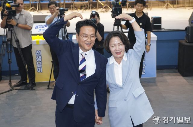 안민석 경기도교육감이 1일 오후 경기도교육청 조원청사에서 열린 취임식에서 추미애 경기도지사와 함께 기념촬영을 하고 있다. 홍기웅기자