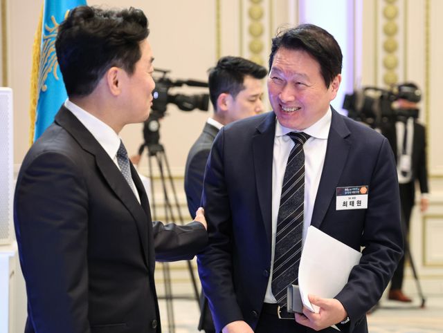 강훈식 비서실장과 최태원 SK그룹 회장이 29일 청와대에서 이재명 대통령 주재로 열린 3대 메가프로젝트 국민보고회에서 대화하고 있다. 연합뉴스