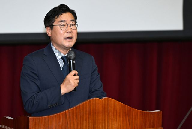 박찬대 인천시장이 1일 취임하면서 현장과 소통을 중심으로 한 새로운 인천의 미래를 그려나가겠다고 강조했다. 인수위 제공