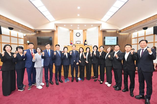 파주시의회는 1일 제264회 임시회를 열고 제9대 전반기 의장에 더불어 민주당 최유각 의원( 왼쪽 8번째)), 부의장에 국민의 힘 이진아 의원( 왼쪽 9번째 )을 각각 선출 했다. 파주시 제공