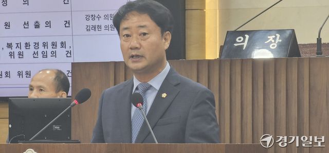 1일 최재영 의원(민주·나선거구)이 평택시의회 제264회 임시회 제1차 본회의에서 전반기 의장으로 선출된 뒤 당선 인사를 하고 있다. 윤동현 기자