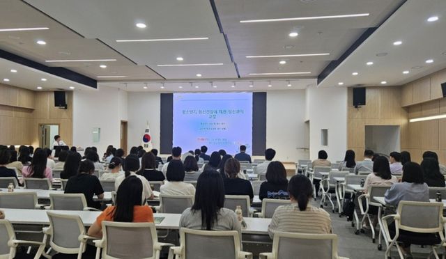 안양과천교육지원청은 청소년 정신건강 전문의 초청해 디지털 과의존 대응을 위한 전직원 연수를 실시했다. 안양과천교육지원청 제공.
