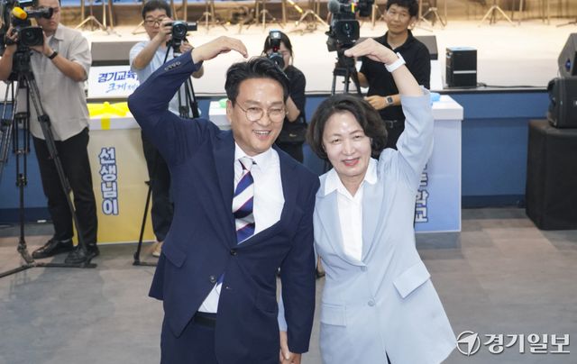 안민석 경기도교육감이 1일 오후 경기도교육청 조원청사에서 열린 취임식에서 추미애 경기도지사와 함께 기념촬영을 하고 있다. 홍기웅기자