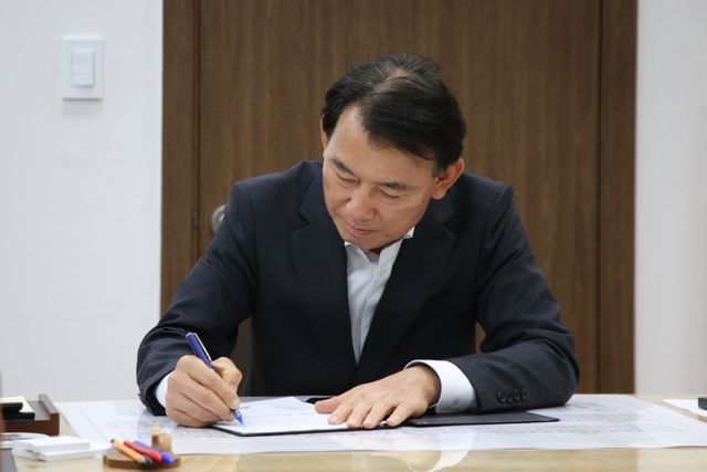 최현덕 남양주시장이 취임 후 첫 결재로 헌법친화도시 남양주 실현을 위한 기본 조례안 제정 계획을 수립했다. 남양주시 제공