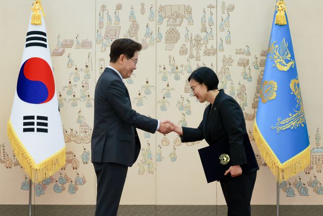 이재명 대통령이 1일 청와대에서 한성숙 국무총리에게 임명장을 수여하고 있다. 연합뉴스