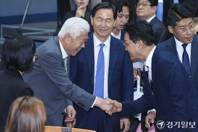 안민석 경기도교육감이 1일 오후 경기도교육청 조원청사에서 열린 취임식에서 경기일보 이순국 대표이사 사장과 악수를 하고 있다. 홍기웅기자