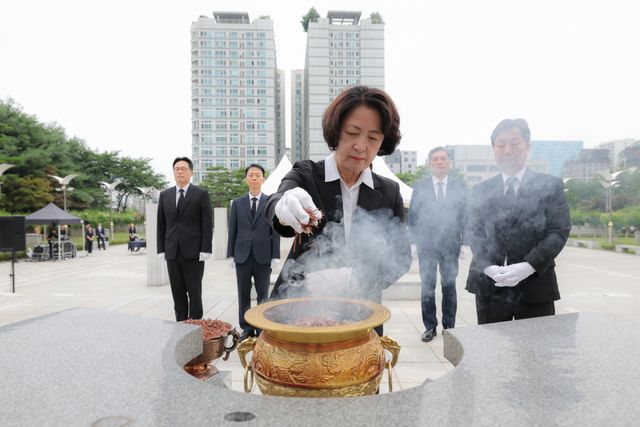 1일 오전 수원 현충탑에서 열린 제37대 경기도지사 취임 현충탑 참배에서 추미애 경기도지사가 분향을 하고 있다. 경기도 제공