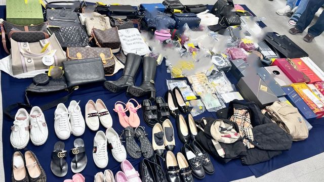고양시가 올 상반기 실시한 고액 체납자 가택수색 중 한 체납자 집에서 명품백, 명품의류, 고급양주 등 수십개의 고가 물품이 발견됐다. 고양특례시 제공