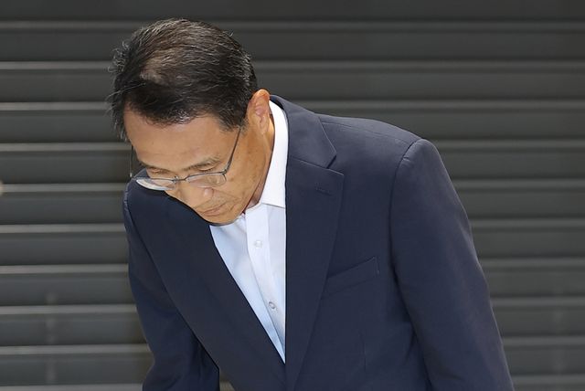 10일 인천국제공장 제2여객터미널을 통해 귀국한 유재성 경찰청장 직무대행이 인사하고 있다. 연합뉴스