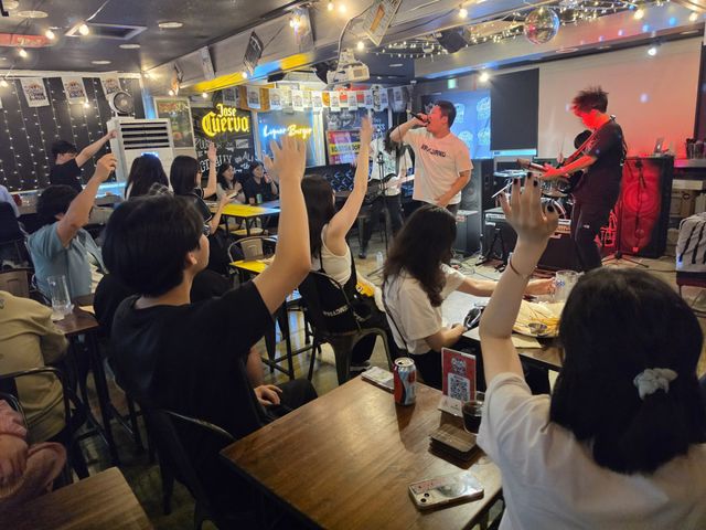 10일 인천 연수구 리커버거(LIQUIR BURGER)에서 관객들이 캐쥬얼리커넥티드(CASUALLY CONNECTED)의 무대를 즐기고 있다. 이병기기자