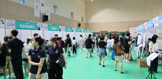 10일 한경국립대학교가 평택캠퍼스 인학관 체육관에서 열린 2026 특수교육대상학생 진로·진학 박람회에서 참석자들이 부스를 돌아보고 있다. 한경국립대학교 제공