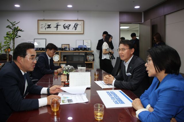 최현덕 남양주시장이 기획예산처 장관과 만나 정책 건의에 나섰다. 남양주시 제공