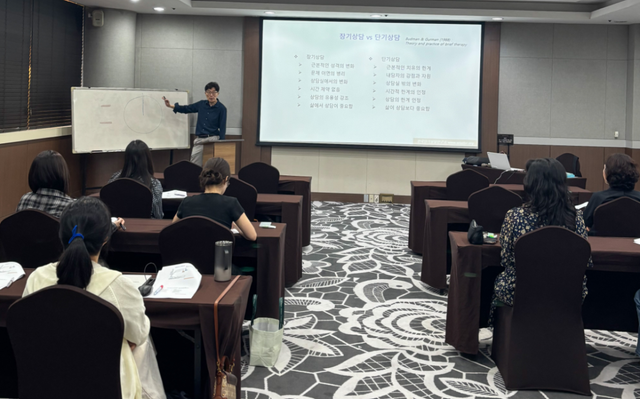 최근 컨싱턴리조트에서 가평교육지원청 Wee센터와 학교 Wee클래스 전문상담인력들이 역량강화 연수에 참여하고 있다. 가평교육지원청 제공
