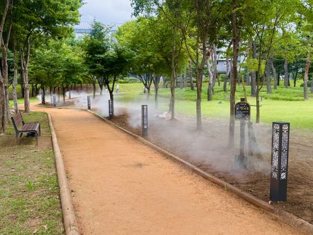 남양주시가 공원 내 맨발걷기길에 폭염저감시설인 쿨링포그 설치를 완료했다고 밝혔다. 남양주시 제공