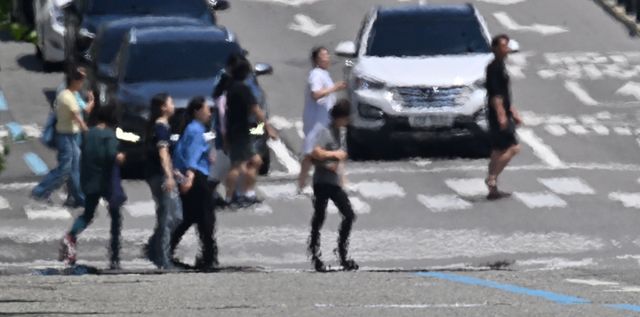 폭염 속 아스팔트 도로에 아지랑이가 피어나고 있다. 경기일보DB