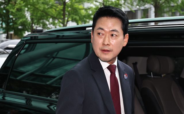 10일 '장윤기 사건'과 관련해 경찰청을 항의 방문한 국민의힘 장동혁 대표가 유재성 경찰청장 직무대행과의 면담장에 취재진, 보좌관 등의 출입을 막으며 비공개를 요청하는 경찰에게 항의한 뒤 면담을 취소하고 되돌아가고 있다. 연합뉴스