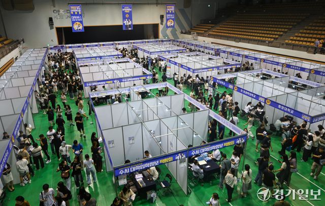2027 경기도교육청 수시 대학입학정보 박람회가 열린 11일 오전 아주대학교 체육관에서 입시생과 학부모들이 박람회장을 둘러보고 있다.