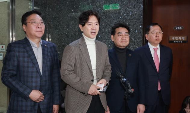 사진은 지난 3월 국민의힘 박성훈 수석대변인이 장동혁 대표와 면담한 뒤 면담 내용을 설명하는 모습. 연합뉴스