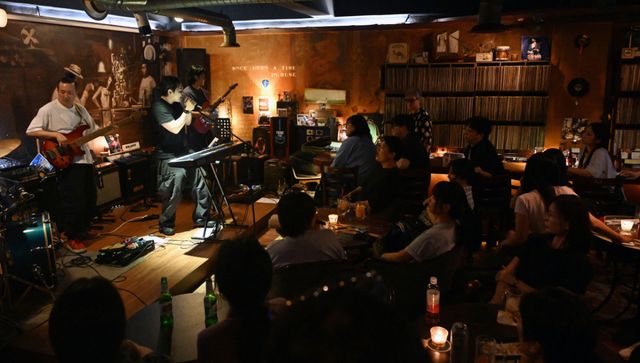 11일 인천 연수구 ‘뮤즈 엘피바’에서 관객들이 IO의 무대를 즐기고 있다. 조병석 기자