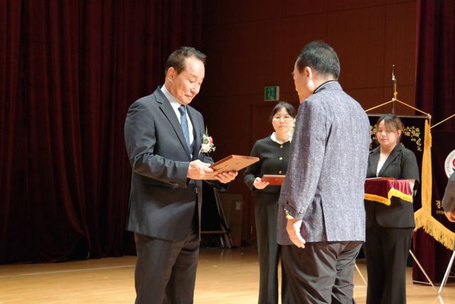 정구홍 경기도복싱협회장(왼쪽)이 10일 용인시청서 열린 취임식서 인준패를 받고 있다. 경기도복싱협회 제공