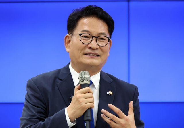 더불어민주당 송영길 의원이 11일 전북 익산에 위치한 원광대학교 프라임관에서 열린 타운홀미팅에서 발언하고 있다. 연합뉴스