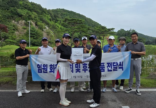 김두연 한국농아인골프협회 이사(오른쪽)가 10일 원주 센추리21CC에서 열린 후원식에서 세계농아인골프선수권대회 국가대표 선수단의 선전을 기원하며 300만원 상당의 후원물품을 전달하고 있다. 한국농아인골프협회 제공