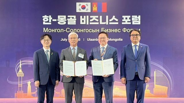지난 9일 몽골 울란바타르에서 열린 '한-몽골 비즈니스 포럼'에서 킨텍스와 몽골상공회의소가 업무협약(MOU)을 체결하고 관계자들이 기념촬영을 하고 있다. (왼쪽부터) 김정관 산업통상부 장관, 이민우 킨텍스 대표이사, 바타르자브 르하그바자브(Baatarjav Lkhagvajav) 몽골상공회의소장, 토그미드 도르지한드 몽골부총리(Togmidyn Dorjkhand).킨텍스 제공