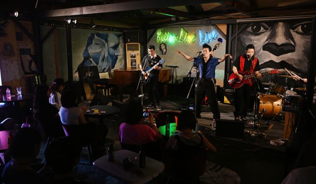 12일 오후 인천 개항장 라이브클럽 ‘버텀라인’에서 올드 로큰롤 밴드 ‘스트릿건즈’가 펜타포트 라이브클럽 파티 공연을 하고 있다. 조병석기자