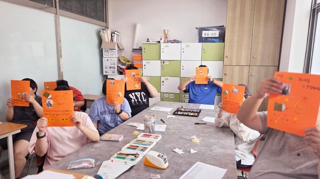 발달장애인들이 9일 소래빛도서관에서 그림책 독후활동을 하고 있다. 시흥시제공