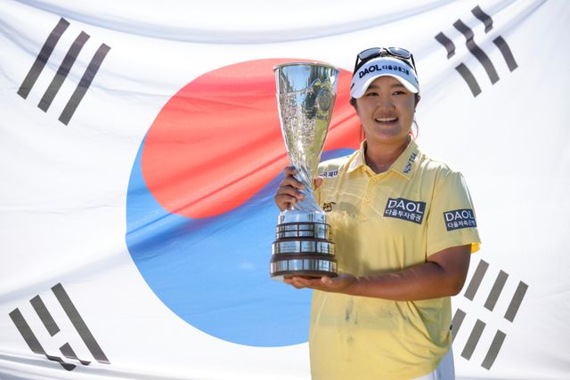12일(현지 시간) LPGA 에비앙 챔피언십에서 우승한 유해란이 우승컵을 들고 활짝 웃고 있다. AP=연합뉴스