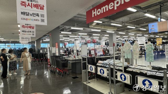 13일 수원특례시 홈플러스 영통점에서 시민들이 문이 닫힌 마트 매장을 바라보며 당황해하고 있다. 김소현기자