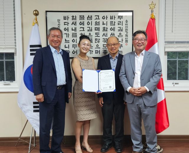 지난 9일 주토론토 대한민국 총영사관에서 문화유산회복재단과 현지 동포 단체인 ‘코리아 루트 이니셔티브’가 캐나다 로얄온타리오 박물관 한국실 전담 학예사 영구 존속을 위한 1만 달러 기부 약정식을 진행하고 있는 모습. 문화유산회복재단 제공