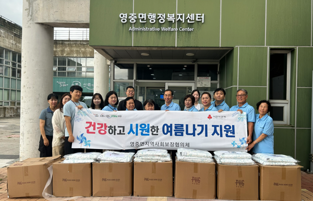 포천 영중면 지역사회보장협의체와 포천 박홍근 홈패션 관계자들이 10일 취약계층의 시원한 여름나기를 위한 냉감이불 전달에 앞서 기념촬영을 하고 있다. 포천시 제공