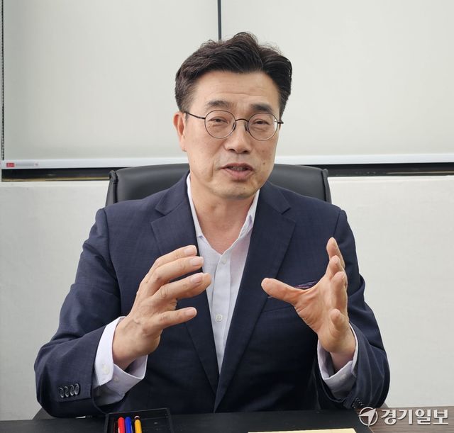 최원용 민선 9기 평택시장이 경기일보 취재진과의 인터뷰에서 시정 방향을 설명하고 있다. 윤동현기자