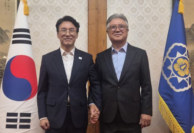 더불어민주당 김민석 당대표 후보와 김덕배 전 국회의원이 총리공관에서 기념촬영을 하고 있다. 김덕배 전 의원 제공